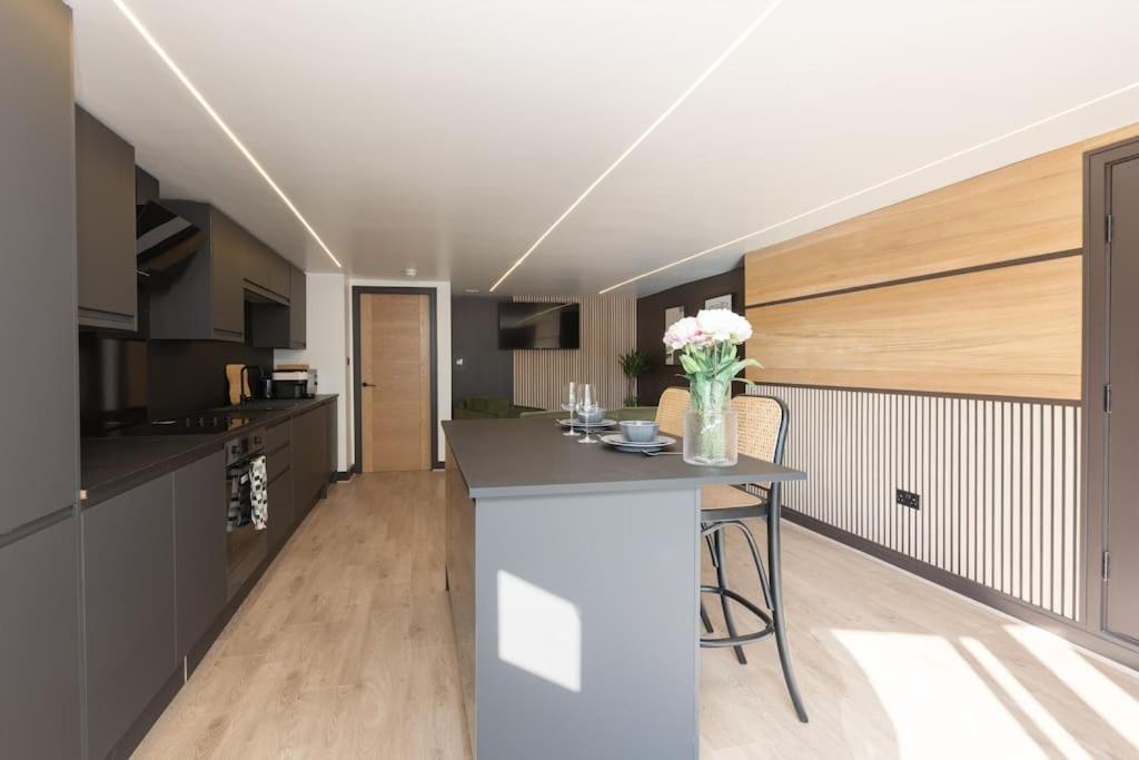 Stylish & Comfy Promenade Gem ~ Steps To The Appartamento