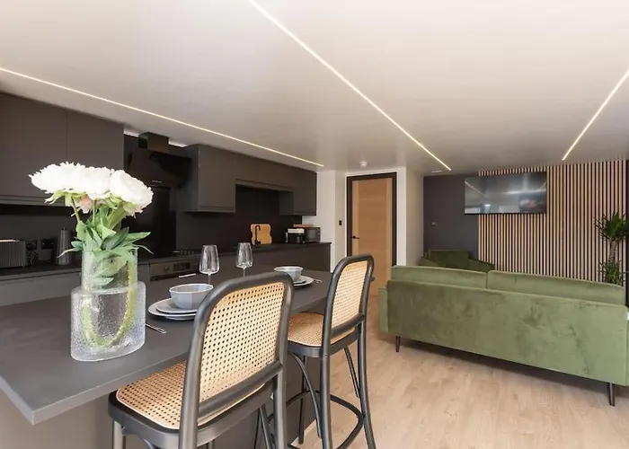 Stylish & Comfy Promenade Gem ~ Steps To The Beach